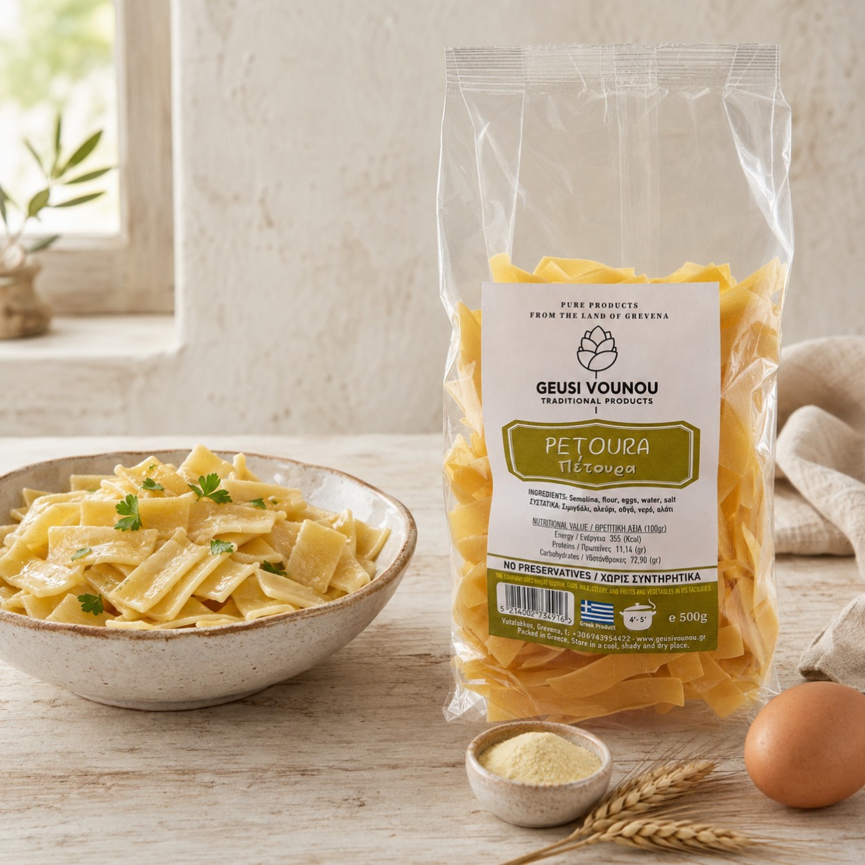 Řecké vaječné těstoviny Petoura Geusi Vounou 500 g s připravenými těstovinami, krupicí, pšenicí a vejcem v rustikální kuchyni.